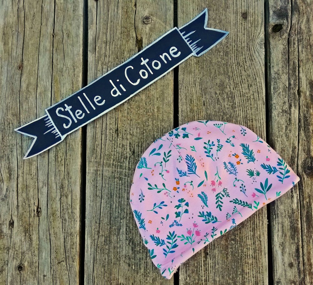 Cappellino foderato in ecopelliccia floreale