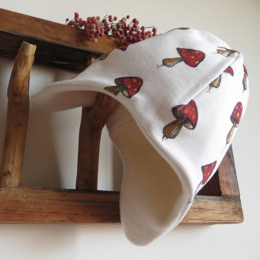 Cappello Bio con paraorecchie - fantasia funghetti rossi