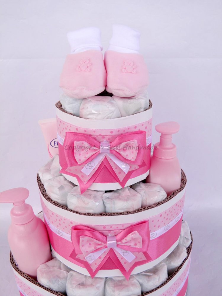 Torta Pannolini Bambina Con Prodotti Banner Nome