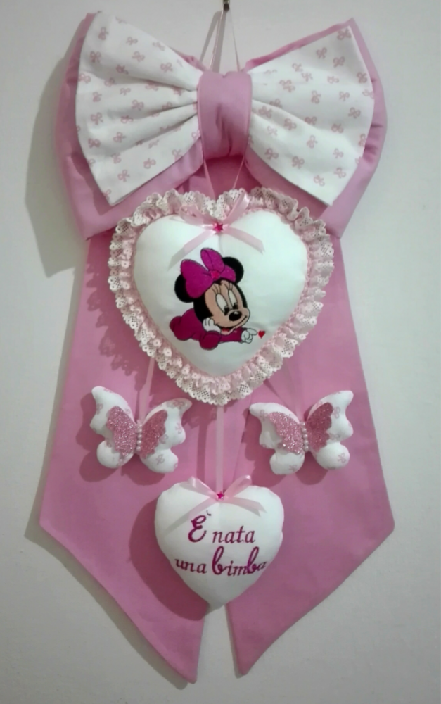 Fiocco nascita minnie in tessuto con cuori e farfalle.