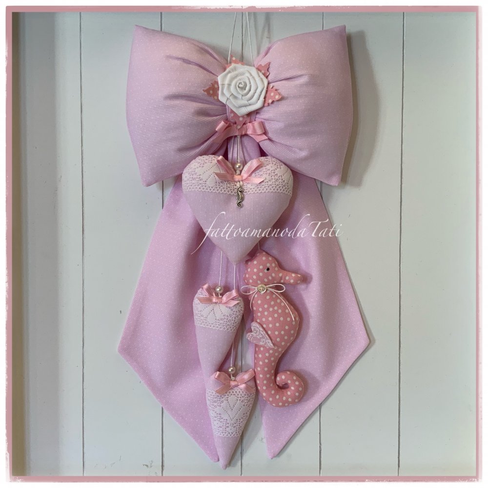 Inserzione riservata per Rossella. Fiocco nascita  in cotone rosa  con tre cuori e cavalluccio marino per Diletta Maria