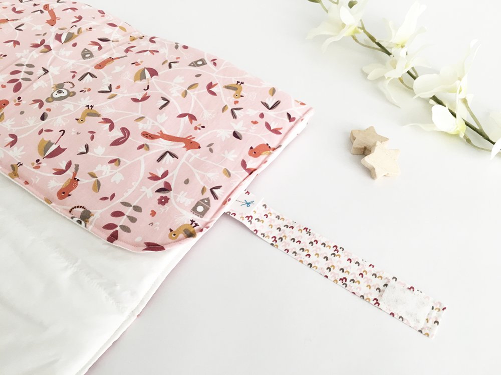 ORDINE PERSONALIZZATO: Fasciatoio portatile, impermeabile e imbottito con  stoffa in cotone rosa, volpine e scimiette + Porta pannolini