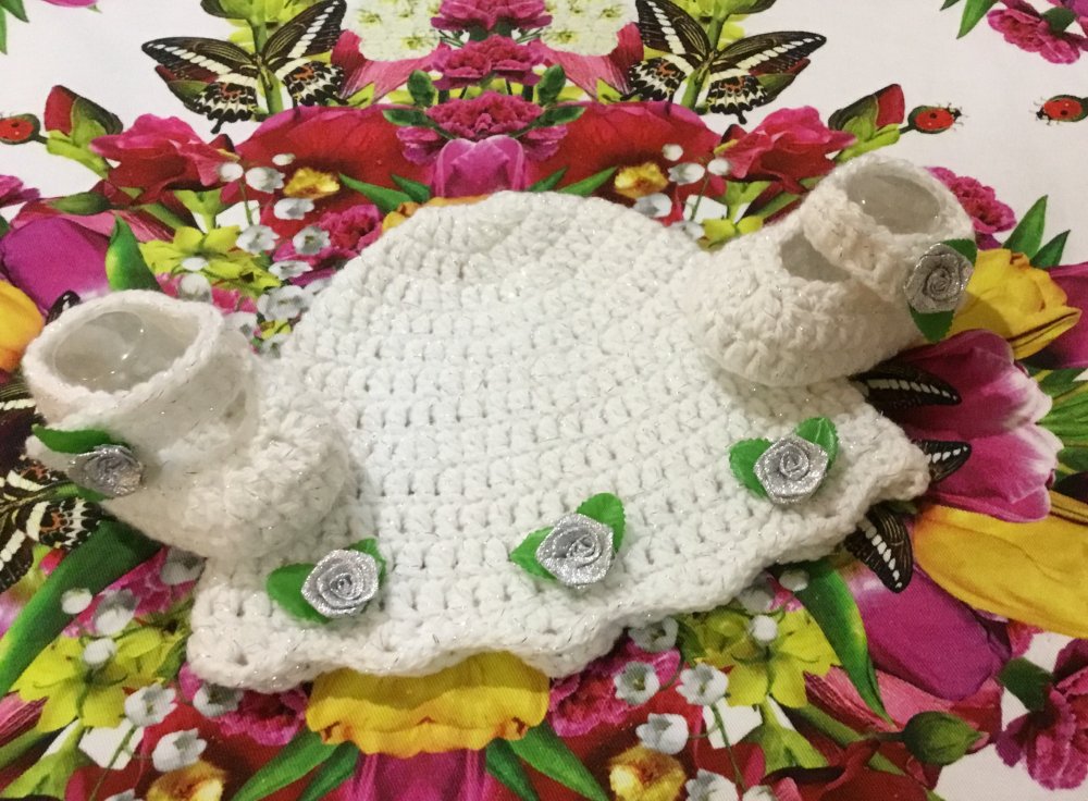 Cappellino e scarpette beb bianco...ideale per battesimo