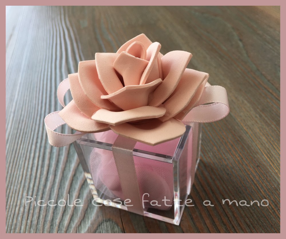 Scatolina portaconfetti in plexiglass con rosa in gomma crepla per Battesimo o Nascita
