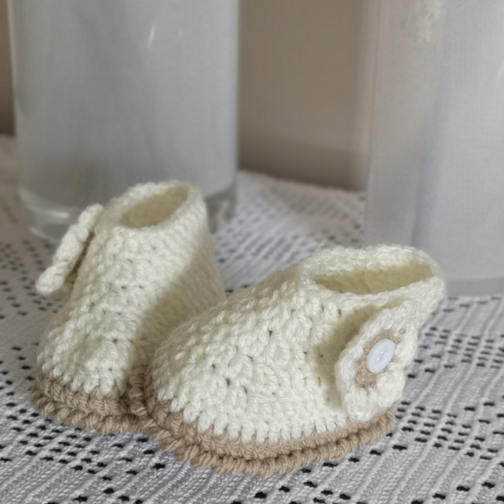 Stivaletti neonato con fiore e bottone
