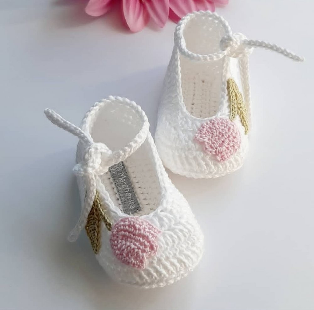 Scarpine bimba uncinetto cotone bianco con tulipano rosa - Battesimo - cerimonia