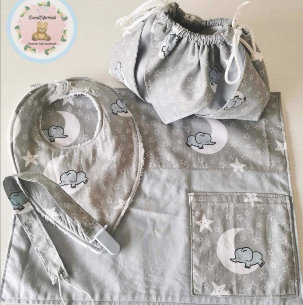 Set 4 pezzi baby,  saccheta, tovaglietta, bavaglino, portaciuccio