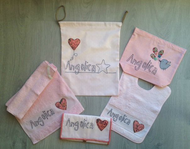 Set per l'asilo per la scuola: sacca decorata , nome e colori personalizzabili, bavaglia colorata con applique, porta bavaglio , astuccio porta cambio e asciugamano
