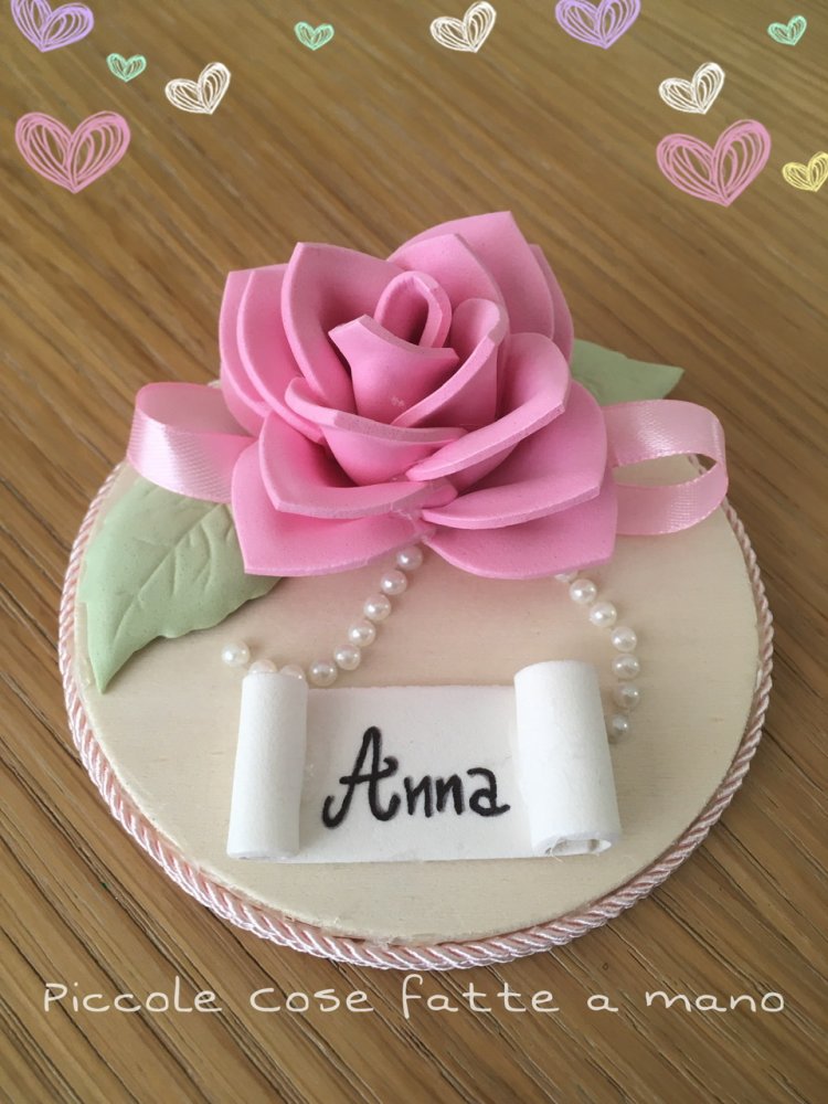 Segnaposto personalizzato con rosa in gomma crepla su disco in legno 