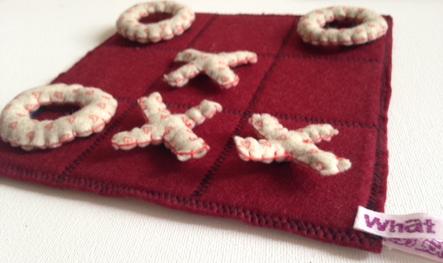 Gioco per bambini Tris/filetto da viaggio in morbido feltro prugna e a cuoricini