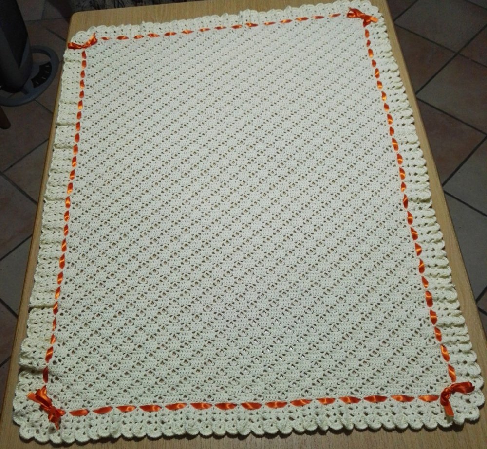 Copertina ad uncinetto realizzata con 100% pura lana merino fine antiallergica