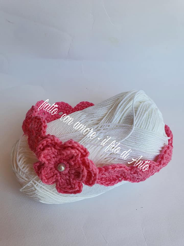 Fascia bambina lavorata a mano con fiore in puro cotone