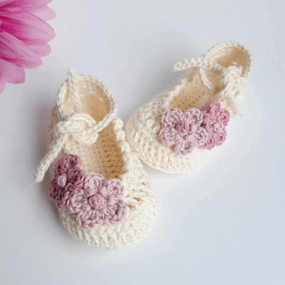Scarpine a ballerina color panna con trafori e fiori all'uncinetto rosa antico - cotone - Battesimo