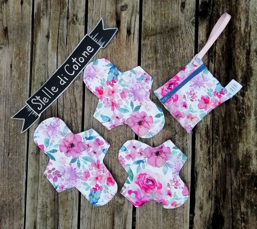 Assortimento PROVA di assorbenti lavabili ecologici con wetbag fiori rosa