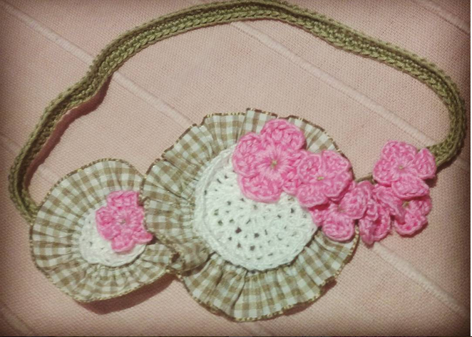 Fascia con coccarda e fiori rosa