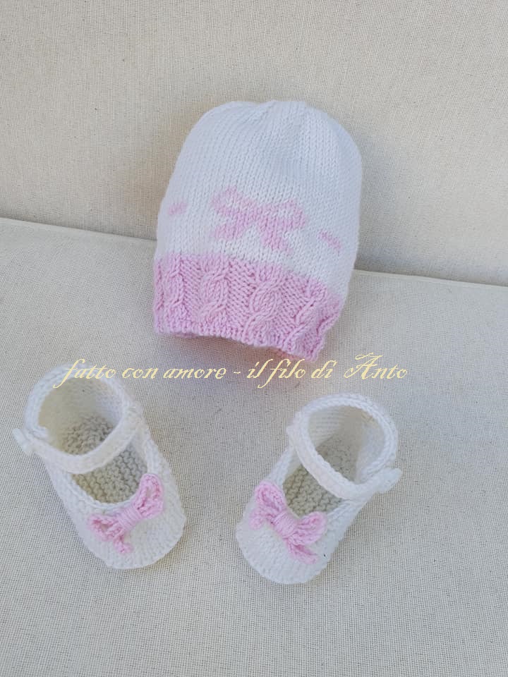 Cappello e scarpine bambina con fiocco in lana merinos