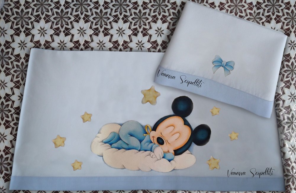 Coordinato lenzuolino carrozzina con Topolino su nuvoletta dipinto a  mano