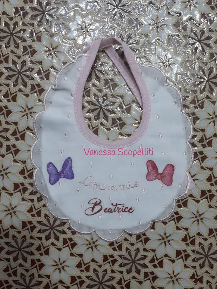 Bavaglino con fiocchetti e nome Dipinto a mano