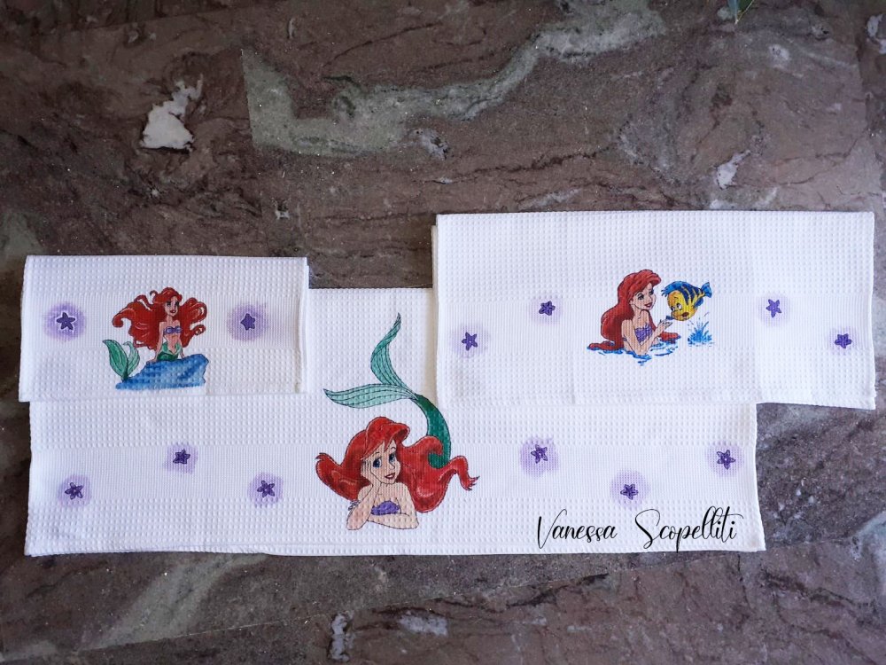 Set da bagno.   Ariel dipinta interamente a mano 