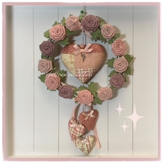 Corona in viticcio sbiancato con roselline in lino ,un grande cuore patchwork e tre cuoricini sui toni del rosa