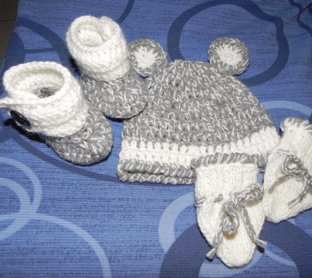 Scarponcini, muffole e cappellino per beb da 2 a 6 mesi circa