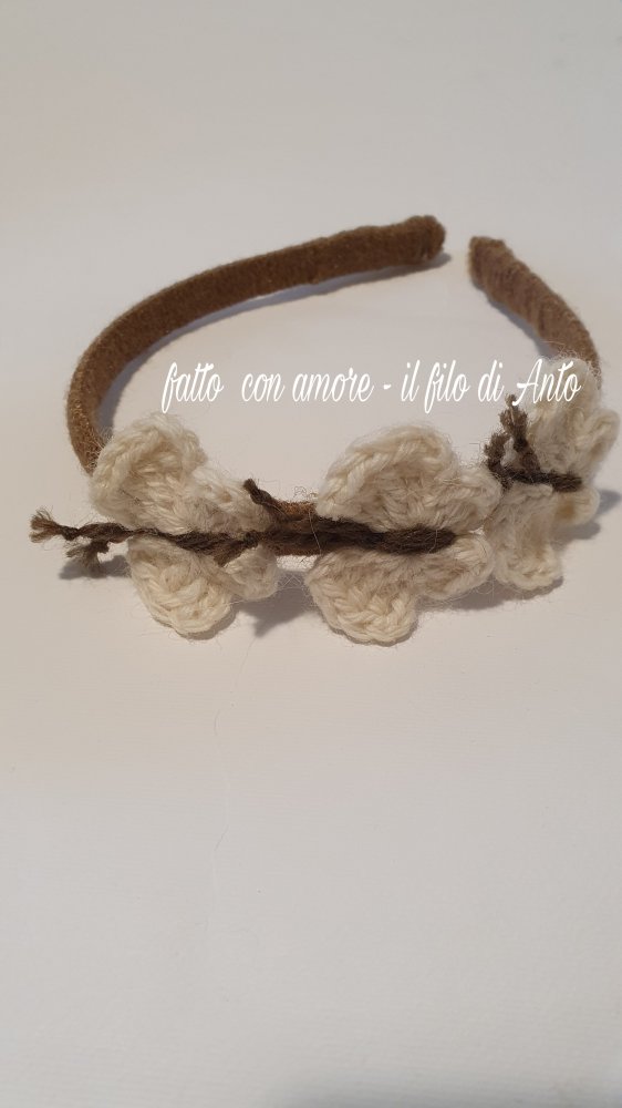 Cerchietto per capelli con farfalle lavorato a mano