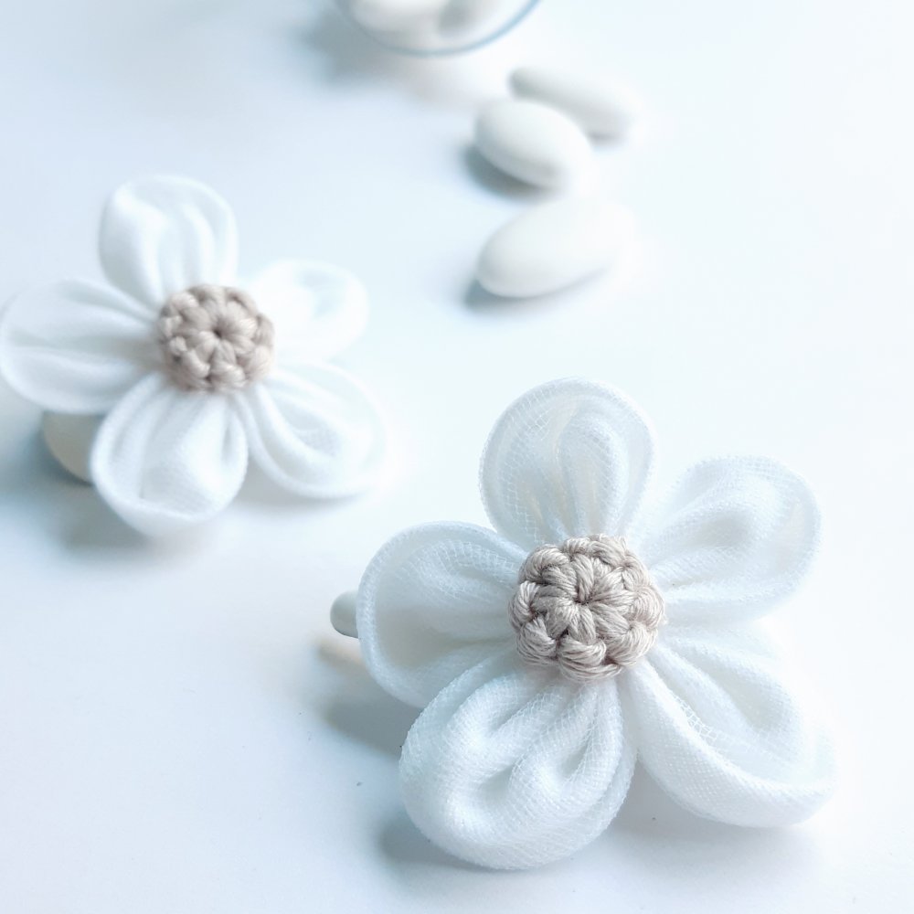 Fermaglio bimba, damigella, madrina con fiore bianco in lino e tulle e centro ecru - Battesimo