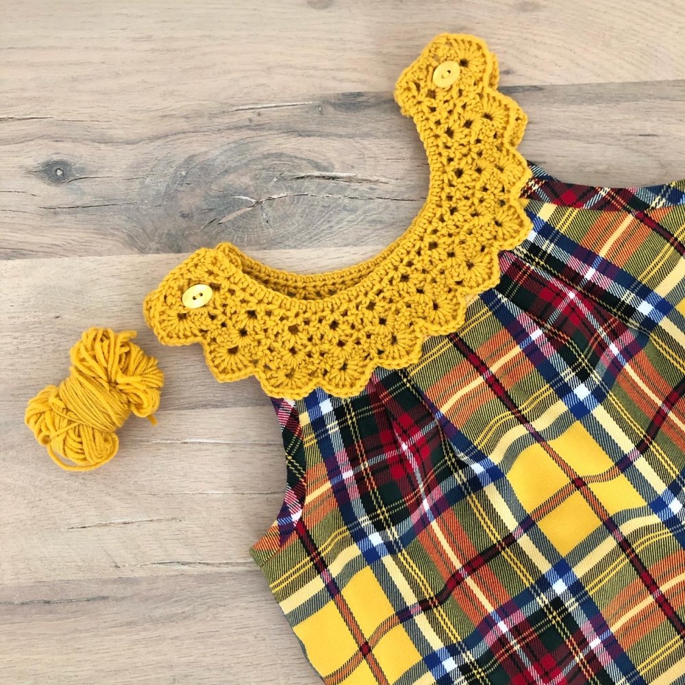 Scamiciato in tartan con scollo all'uncinetto. Tg. 12-18 m mesi