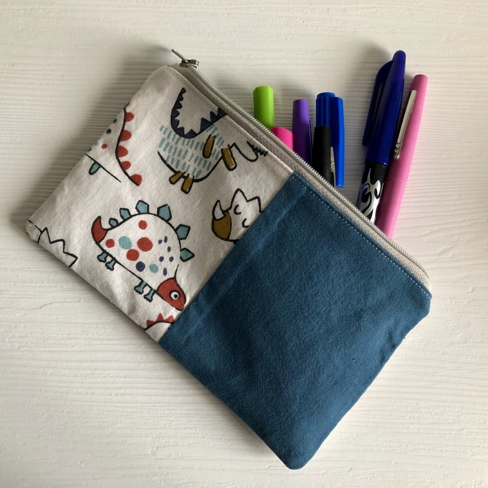 Astuccio con i dinosauri. Idea regalo per bambino