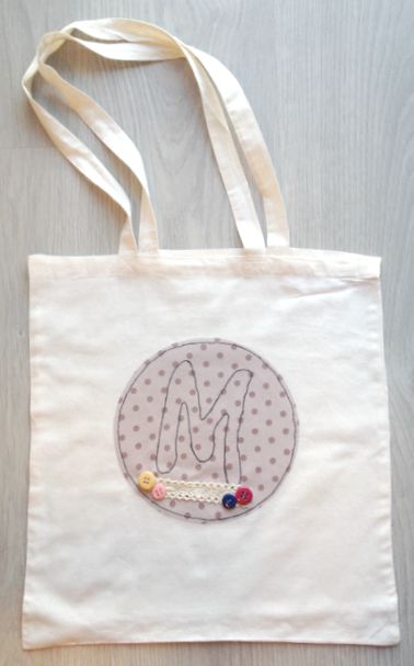 Shopper per neo mamme con il monogramma personalizzabile su stoffa  a pois e decorata con un merletto e colorati bottoncini,  da tenere sempre in borsa, ottimo regalo per un'amica