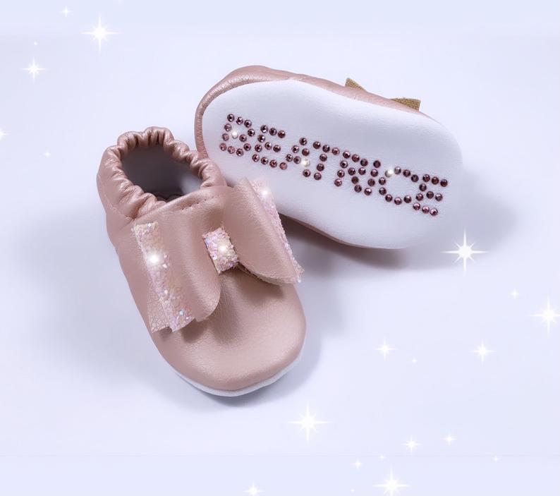 Scarpine ecopelle rosa perla con fiocco personalizzate con strass - Bimbe Neonate
