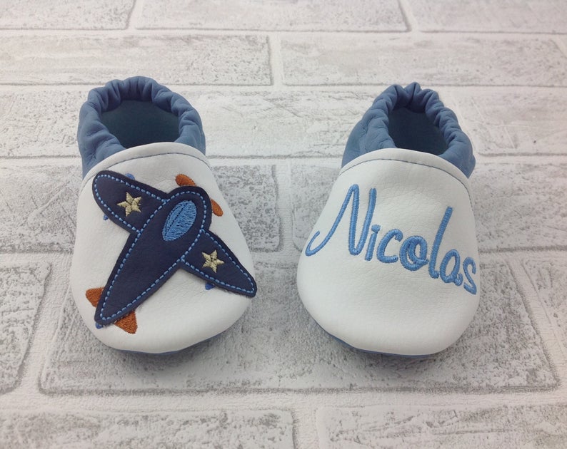 Scarpine ecopelle Aereo ricamate, personalizzate con nome - Bimbi Neonati 3/6 mesi
