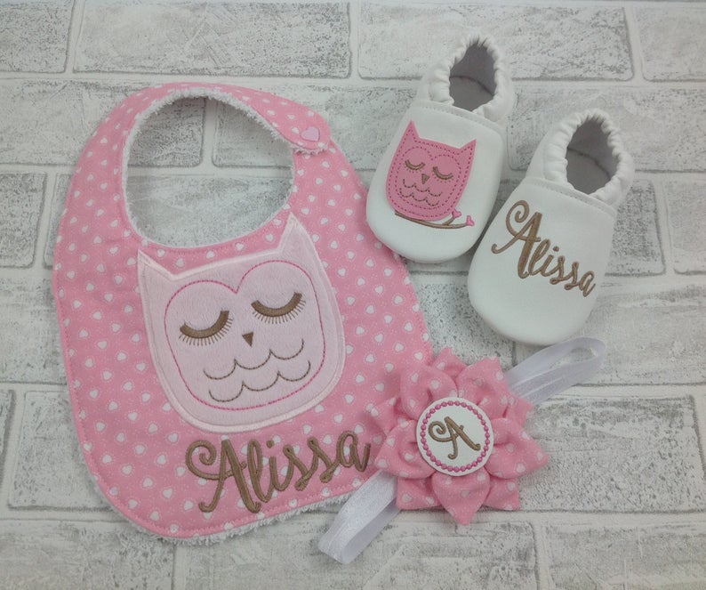 Coordinato Bavaglia, scarpine e fascia per capelli personalizzato con nome  - Bimba Neonata 6-12 mesi