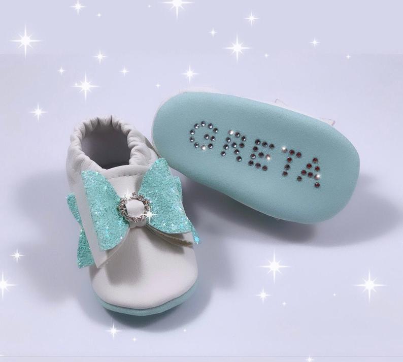 Scarpine ecopelle bianca con fiocco ecopelle e glitter personalizzate con brillantini - Bimbe Neonate