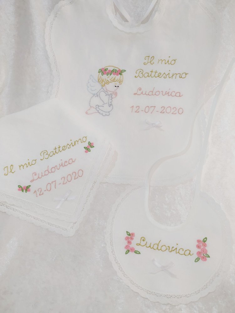 Set Battesimo elaborato IN LINO con disegni ricamati composto da vestina, asciugamanina e bavaglino