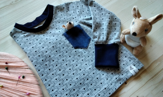 T-SHIRT in jersey di cotone con stampa koala su base grigio chiaro, manica lunga con bordo fondo e scollo di color blu. Handmade