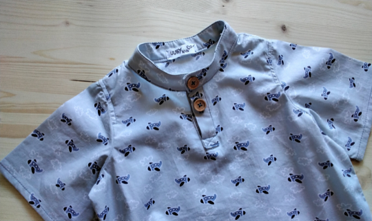 CAMICIA da BAMBINO con stampa aerei cartazucchero su base azzurra, manica corta e abbottonatura polo. COTONE 100% Handmade