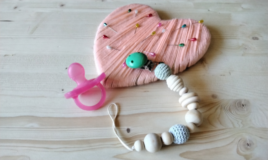 FANTASTICA CATENELLA PORTACIUCCIO!!in legno naturale, palline di macram. Handmade