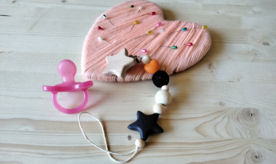 FANTASTICA CATENELLA PORTACIUCCIO!!in legno naturale, palline di macram e silicone alimentare. Handmade