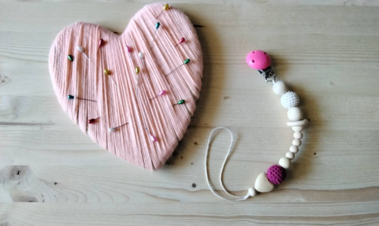 FANTASTICA CATENELLA PORTACIUCCIO!!in legno naturale, palline di macram e silicone alimentare. Handmade