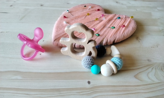 CHE SIMPATICA SCIMMIETTA!! per un Anello Dentizione in legno naturale, palline di macram e silicone alimentare. Handmade