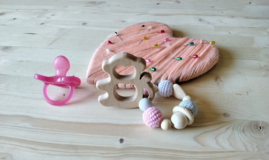 CHE SIMPATICA SCIMMIETTA!! per un Anello Dentizione in legno naturale, palline di macram e silicone alimentare. Handmade