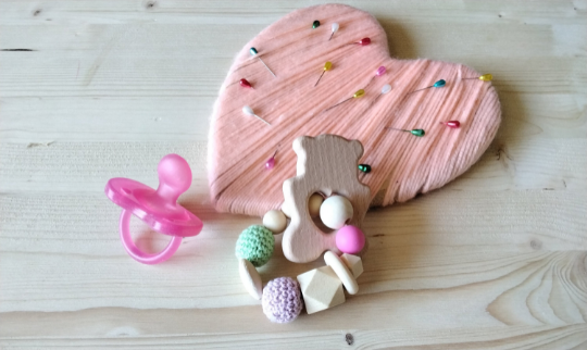 CHE SIMPATICO ORSETTO!! per un Anello Dentizione in legno naturale, palline di macram e silicone alimentare. Handmade