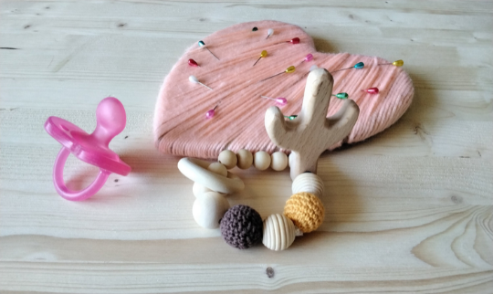 STILE WESTERN per  un Anello Dentizione in legno naturale, palline di macram e silicone alimentare. Handmade