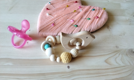 E QUESTO PICCOLO UCCELLINO?? Anelli Dentizione in legno naturale, palline di macram e silicone alimentare. Handmade