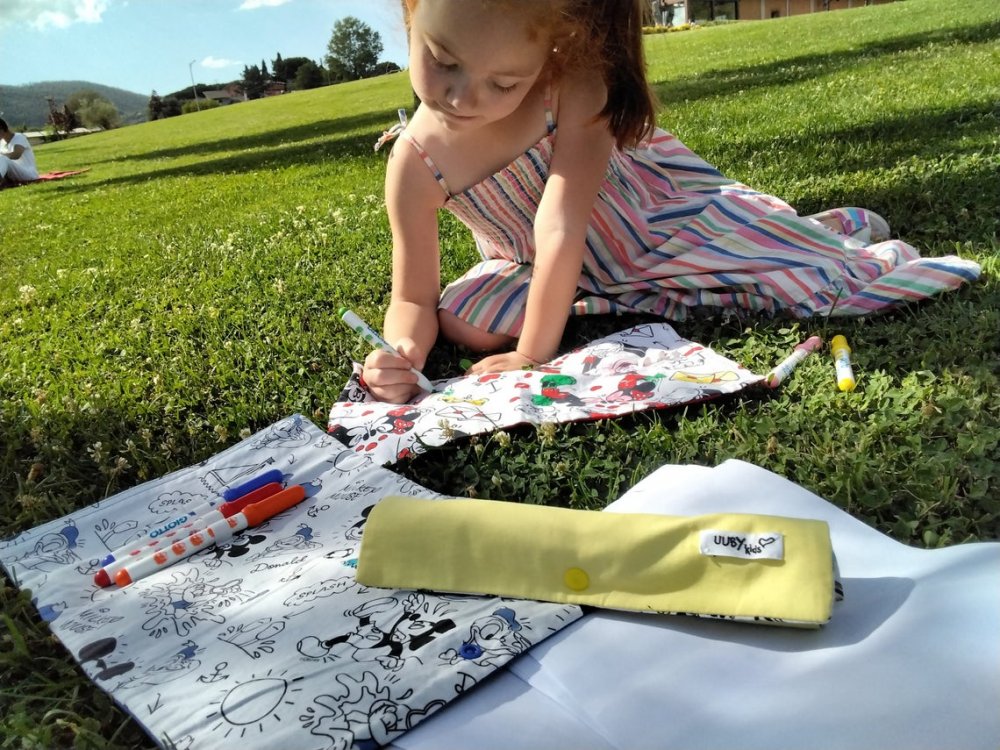 USA la FANTASIA!!!!!!!!!!!!  TOVAGLIETTE da colorare per bambini con pratica chiusura handmade