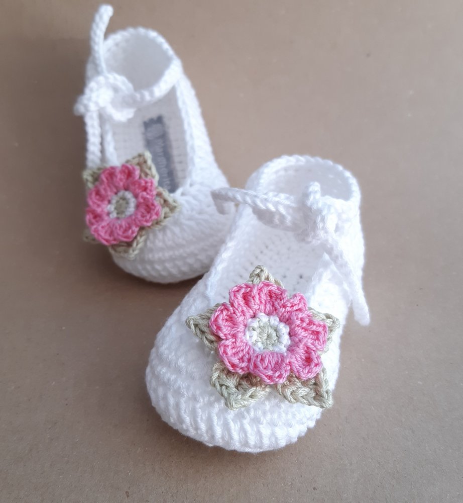 Scarpine bianche per Battesimo  neonata/bambina con fiori rosa  fatte a mano 