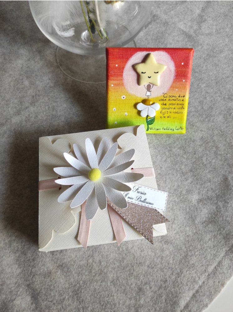 Quadretto bimba/bimbo sul fiore