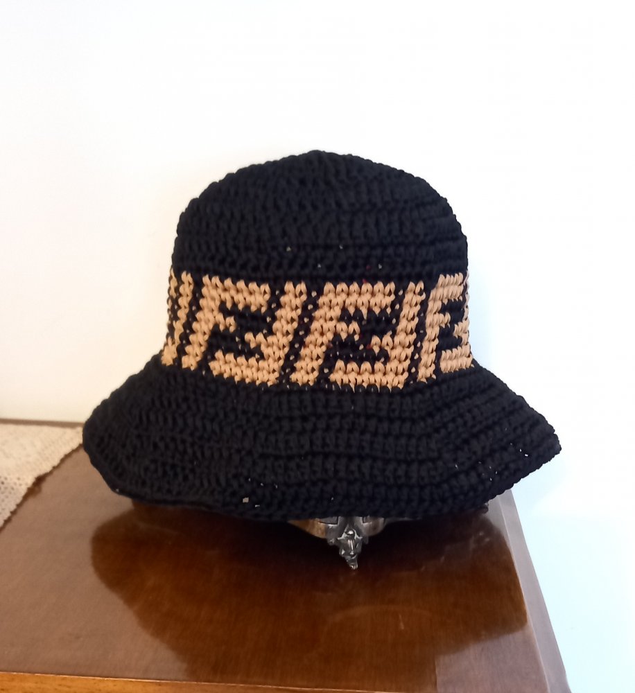 Cappello bucket alla uncinetto