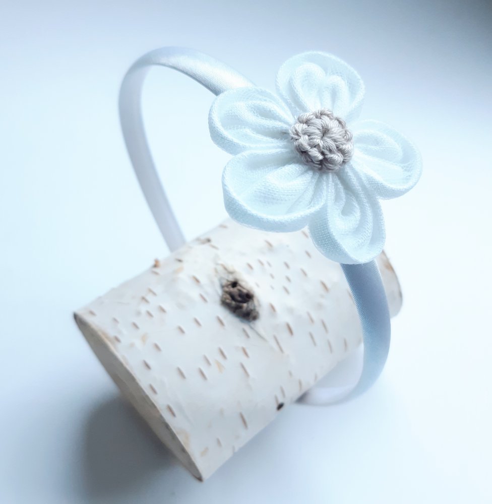 Cerchietto Battesimo per bambina in raso bianco con fiore in lino bianco, tulle e cotone ecru - Caterina